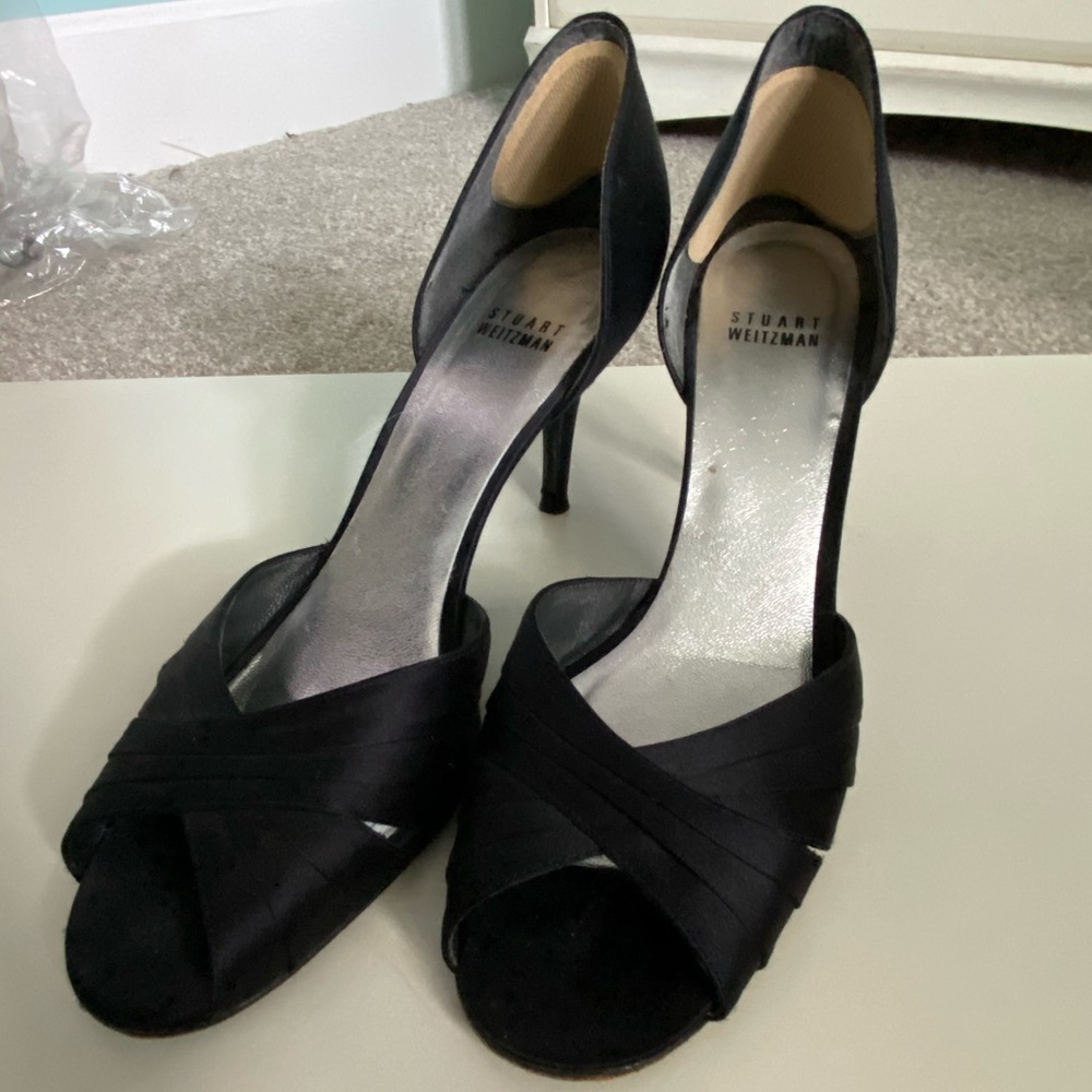 Delicate Black Kitten Heel